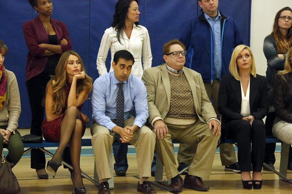 Still of Jane Krakowski, Sofía Vergara and Baldeep Singh in Moderni seima: Under Pressure (2014)