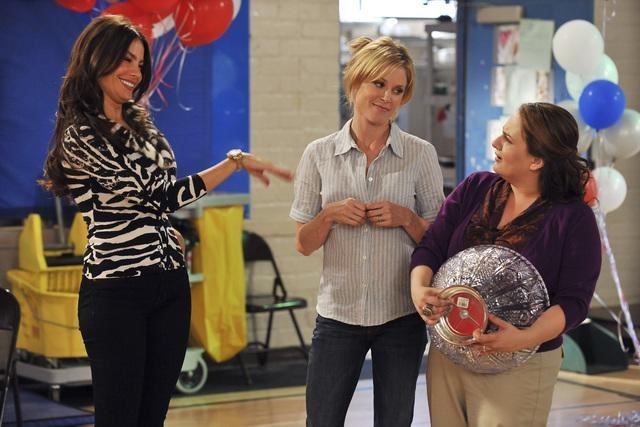 Still of Sofía Vergara, Julie Bowen and Artemis Pebdani in Moderni seima (2009)