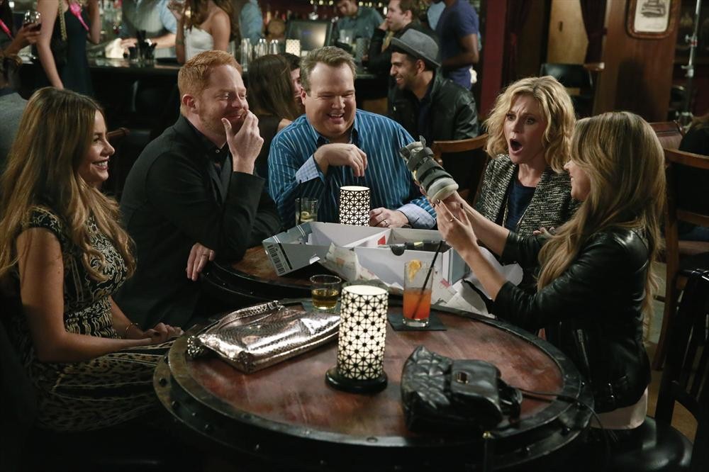 Still of Sofía Vergara, Julie Bowen, Jesse Tyler Ferguson, Sarah Hyland and Eric Stonestreet in Moderni seima (2009)