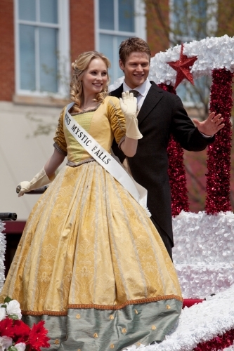 Still of Zach Roerig and Candice Accola in Vampyro dienorasciai (2009)