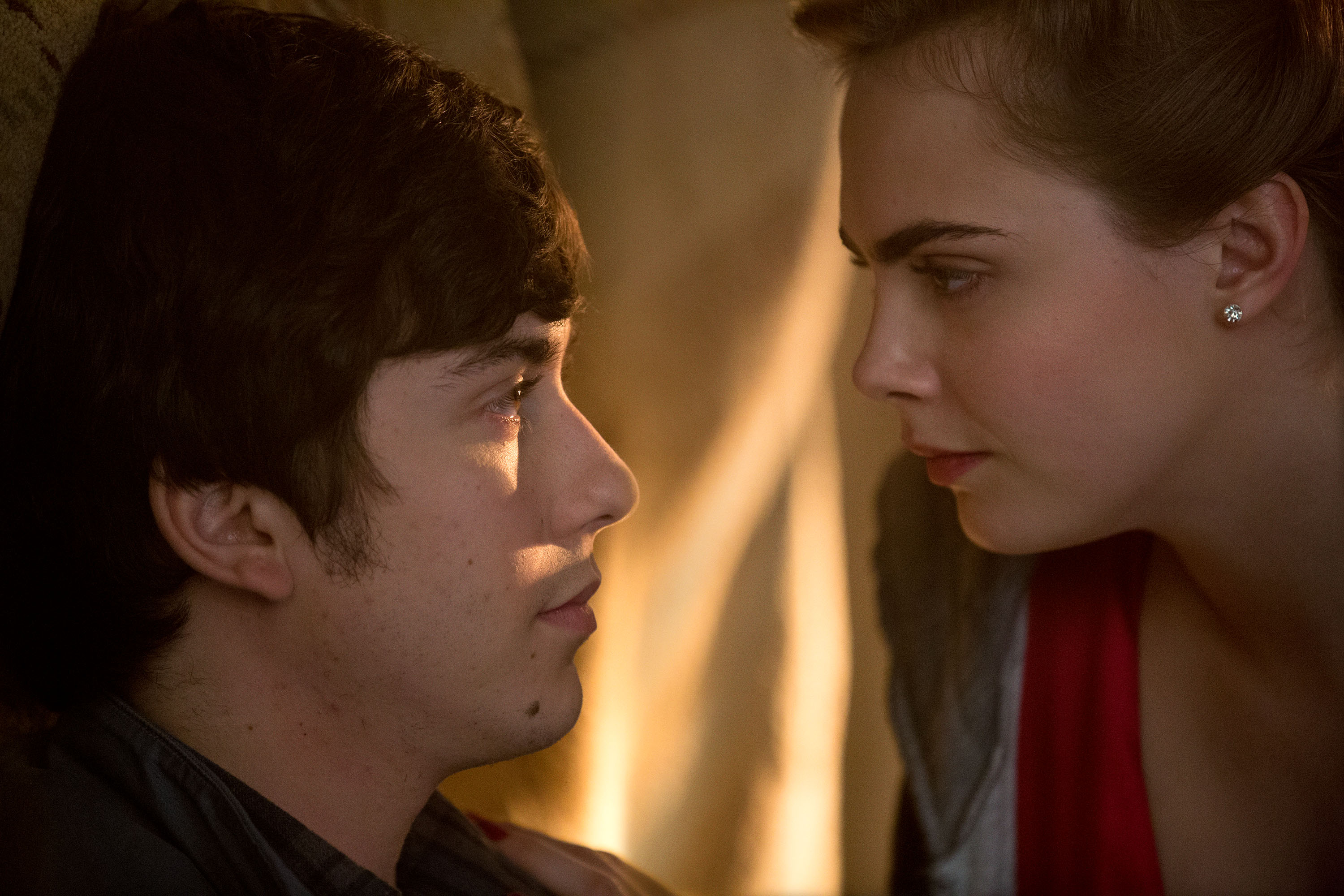 Still of Nat Wolff and Cara Delevingne in Popieriniai miestai (2015)