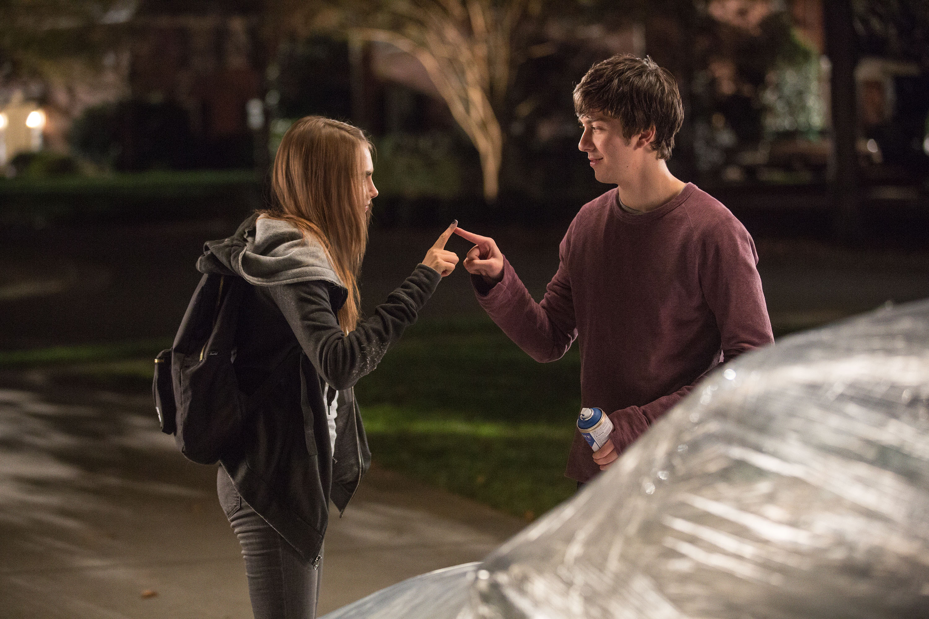 Still of Nat Wolff and Cara Delevingne in Popieriniai miestai (2015)