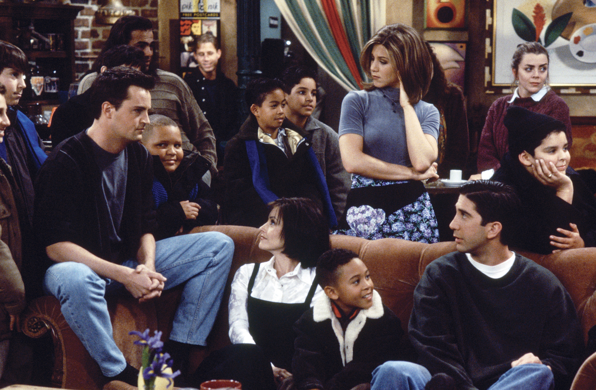 Still of Jennifer Aniston, Courteney Cox, Matthew Perry, David Schwimmer and Tahj Mowry in Draugai (1994)