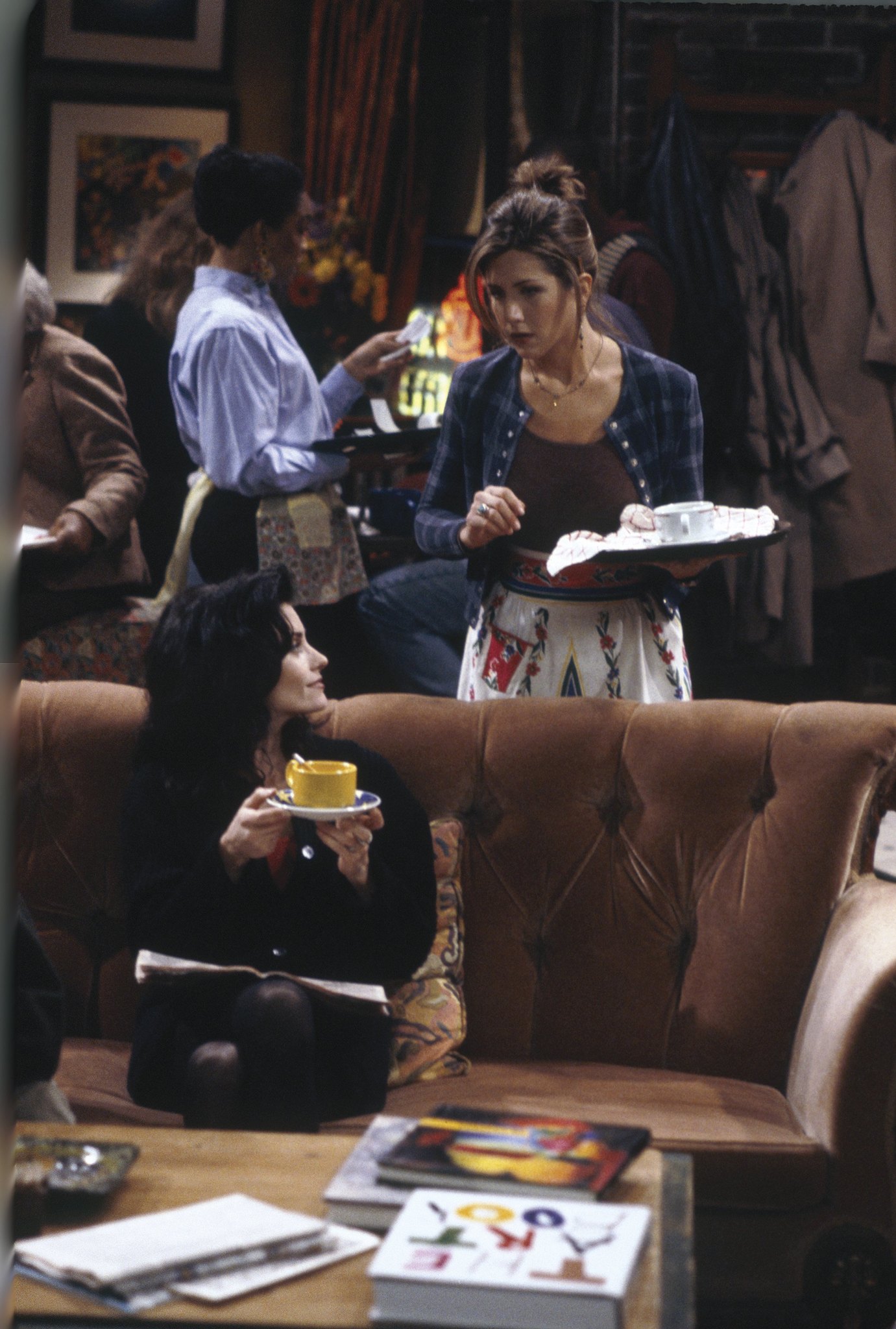 Still of Jennifer Aniston and Courteney Cox in Draugai (1994)
