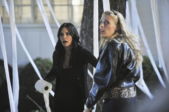 Still of Courteney Cox and Busy Philipps in Cougar Town (2009)
