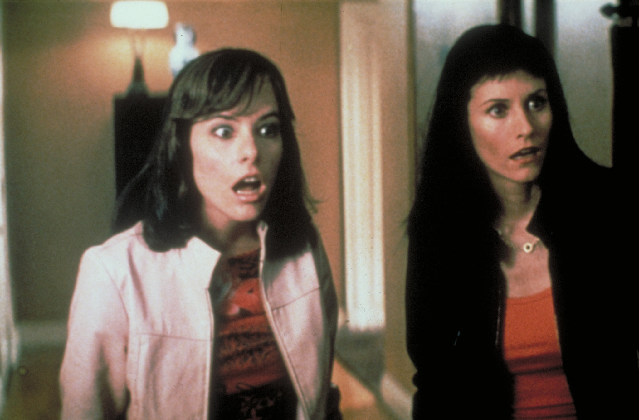Still of Parker Posey and Courteney Cox in Klyksmas 3 (2000)