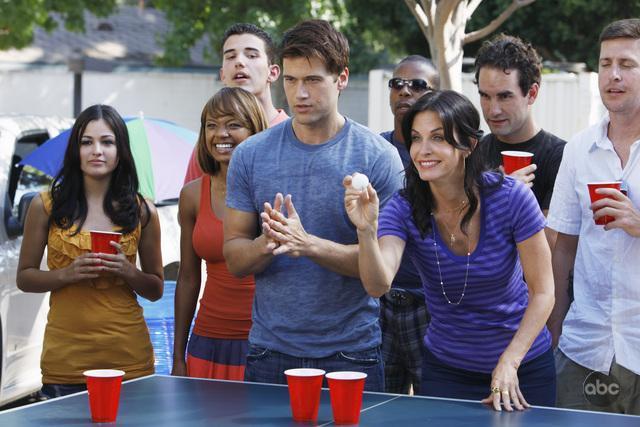 Still of Courteney Cox and Nick Zano in Cougar Town (2009)