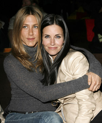 Jennifer Aniston and Courteney Cox at event of The Tripper (2006)