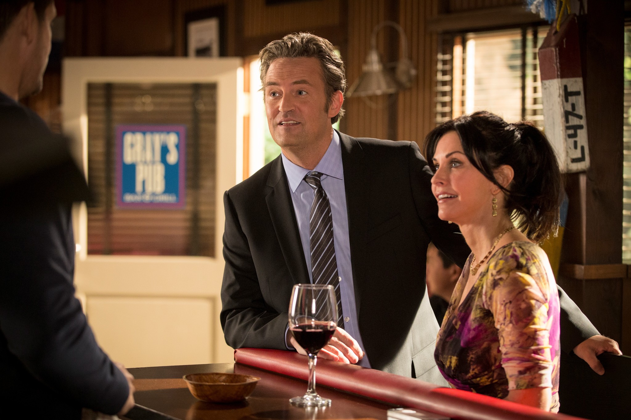 Still of Courteney Cox and Matthew Perry in Cougar Town (2009)