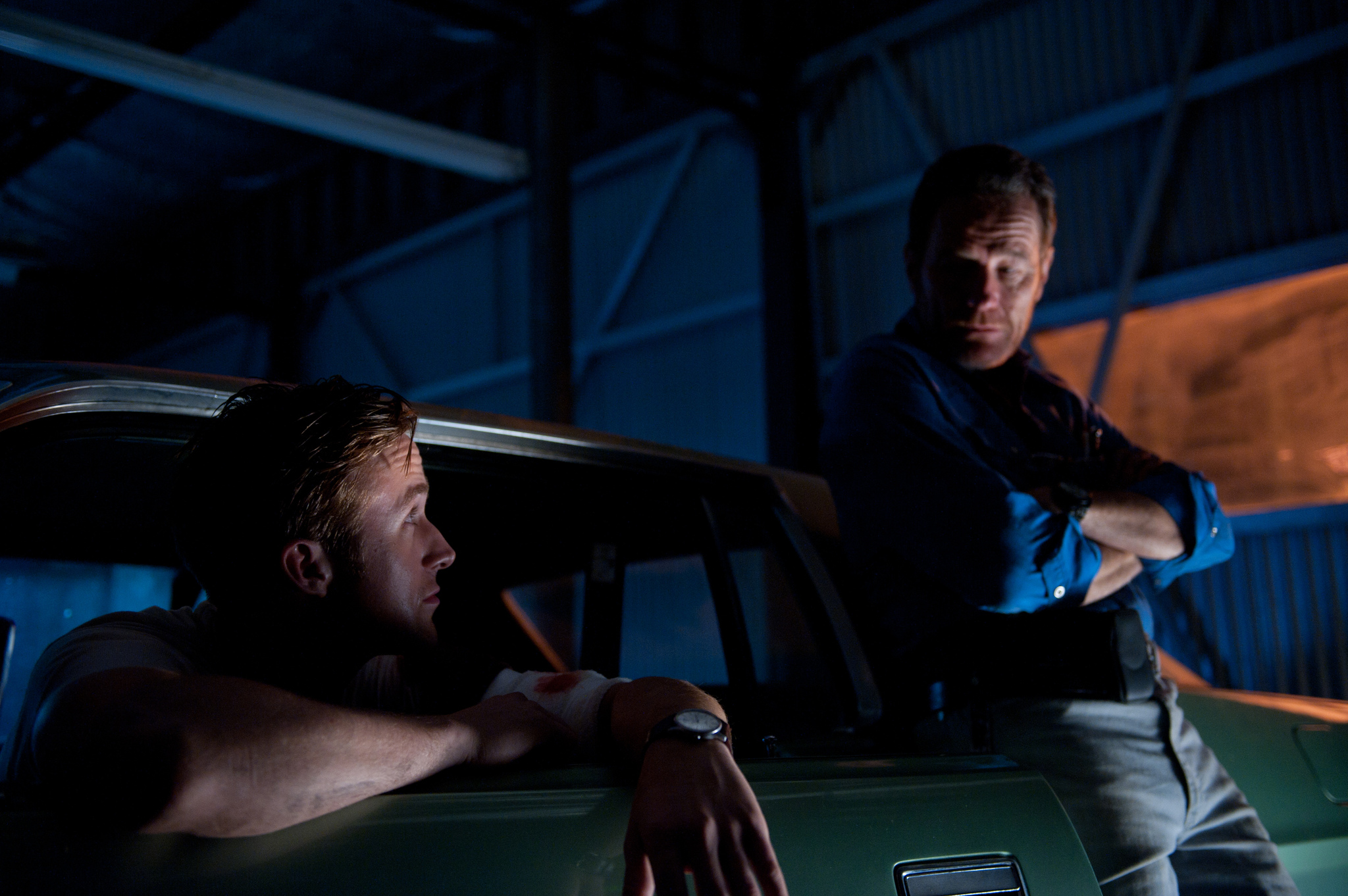Still of Bryan Cranston and Ryan Gosling in Vaziuok (2011)