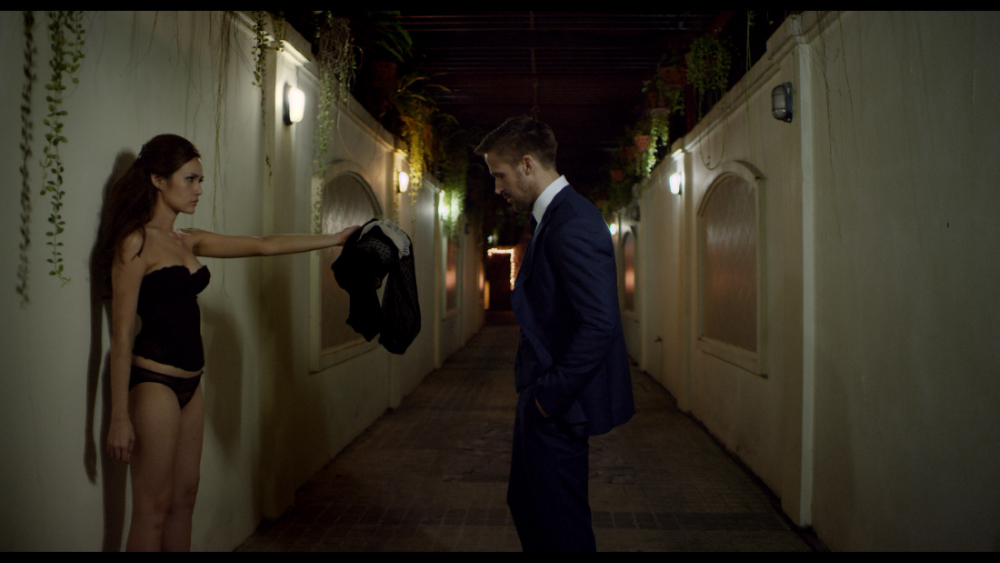 Still of Ryan Gosling and Yayaying Rhatha Phongam in Atleidzia tik Dievas (2013)