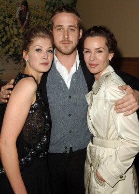 Embeth Davidtz, Ryan Gosling and Rosamund Pike at event of Fracture (2007)