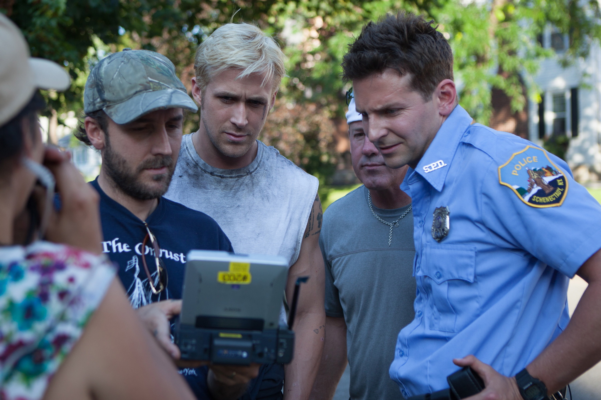 Still of Derek Cianfrance, Bradley Cooper and Ryan Gosling in Niujorko seselyje (2012)