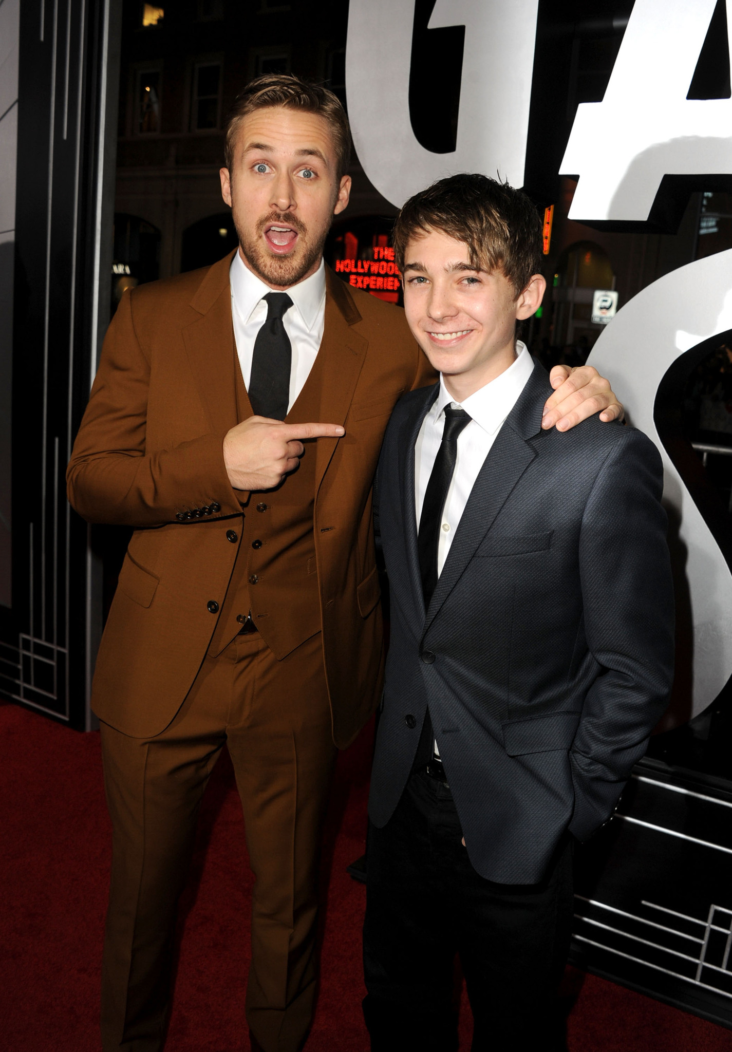 Ryan Gosling and Austin Abrams at event of Gangsteriu medziotojai (2013)