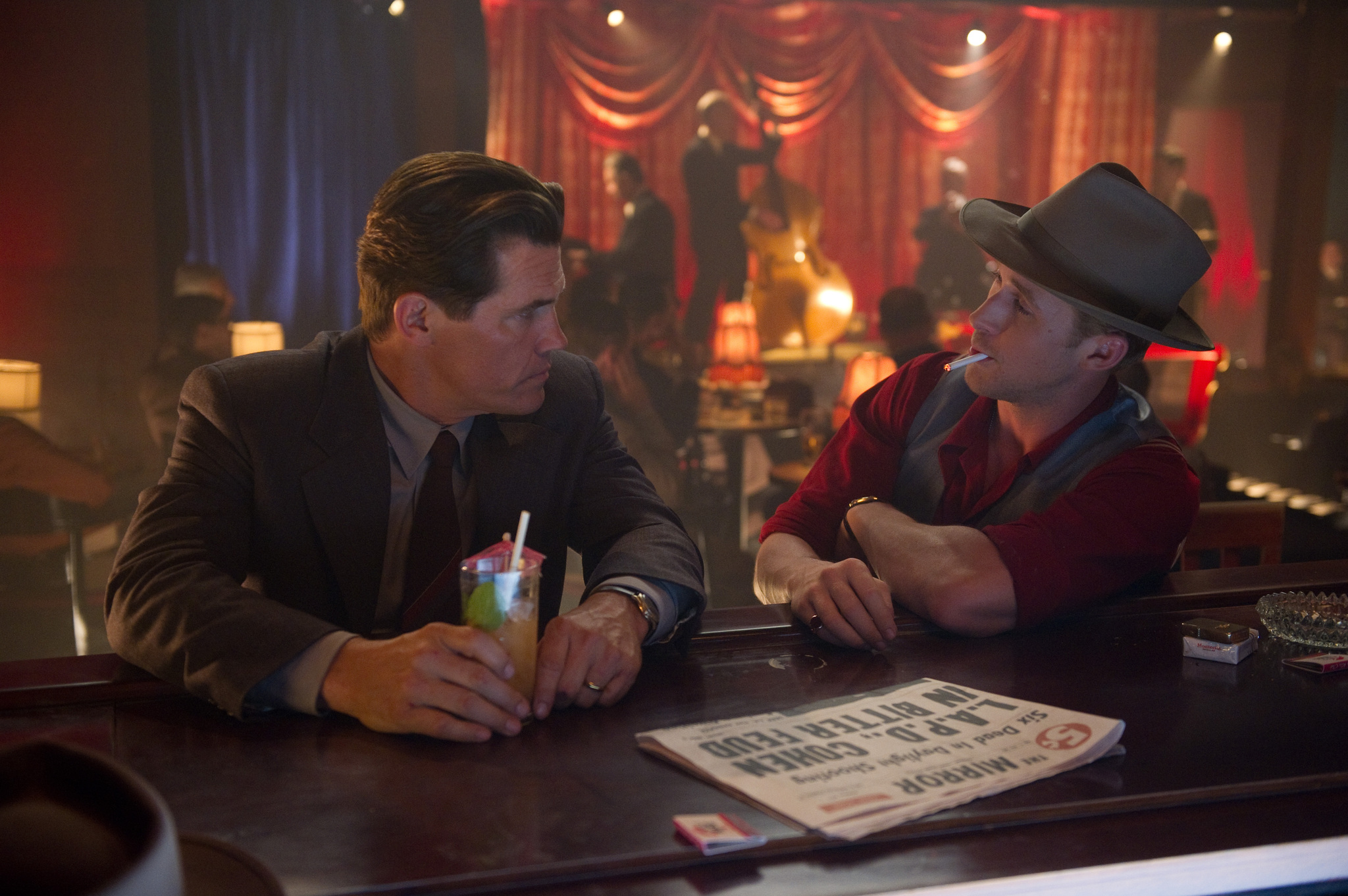 Still of Josh Brolin and Ryan Gosling in Gangsteriu medziotojai (2013)