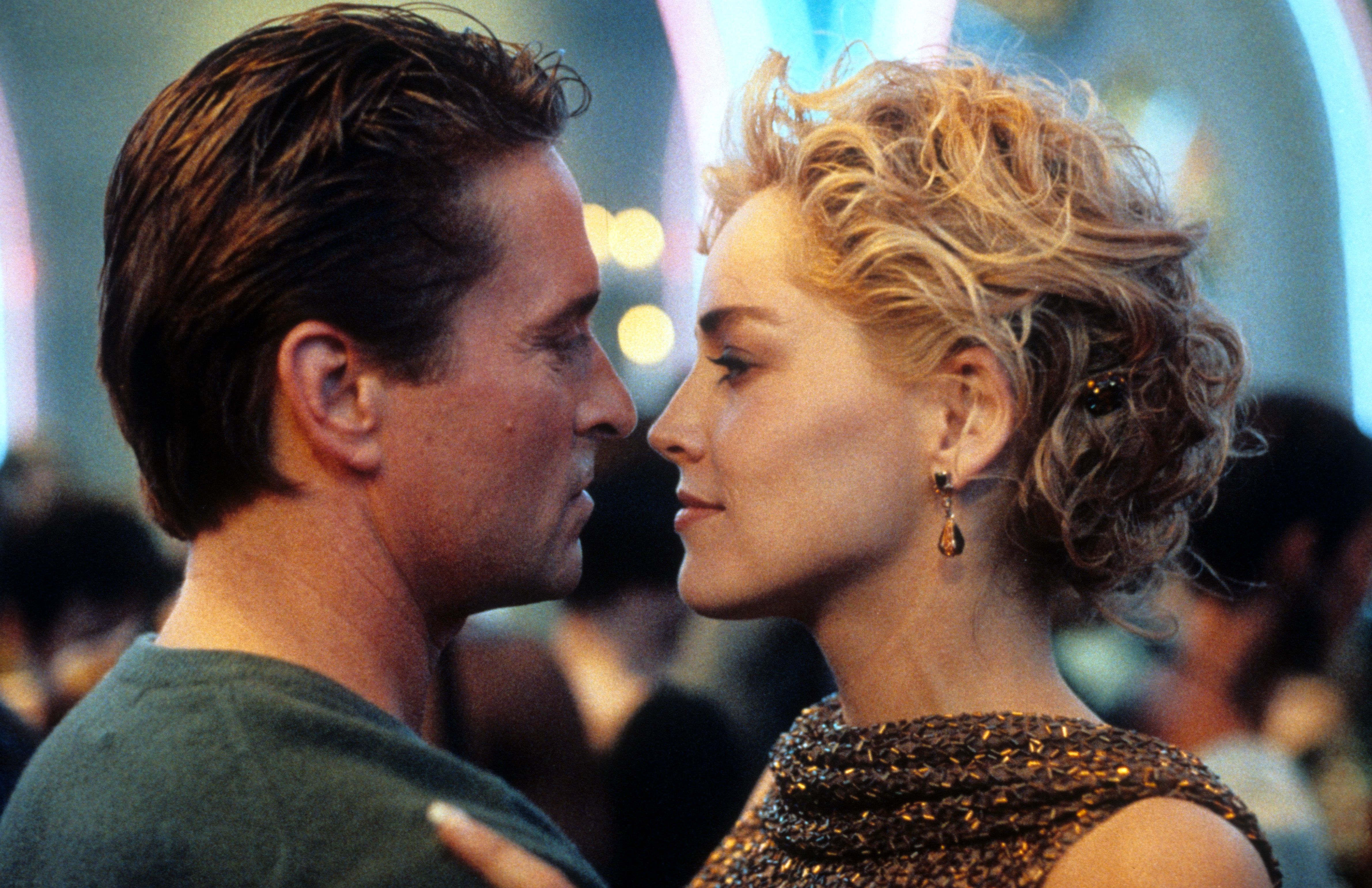 Still of Michael Douglas and Sharon Stone in Esminis instinkta (1992)