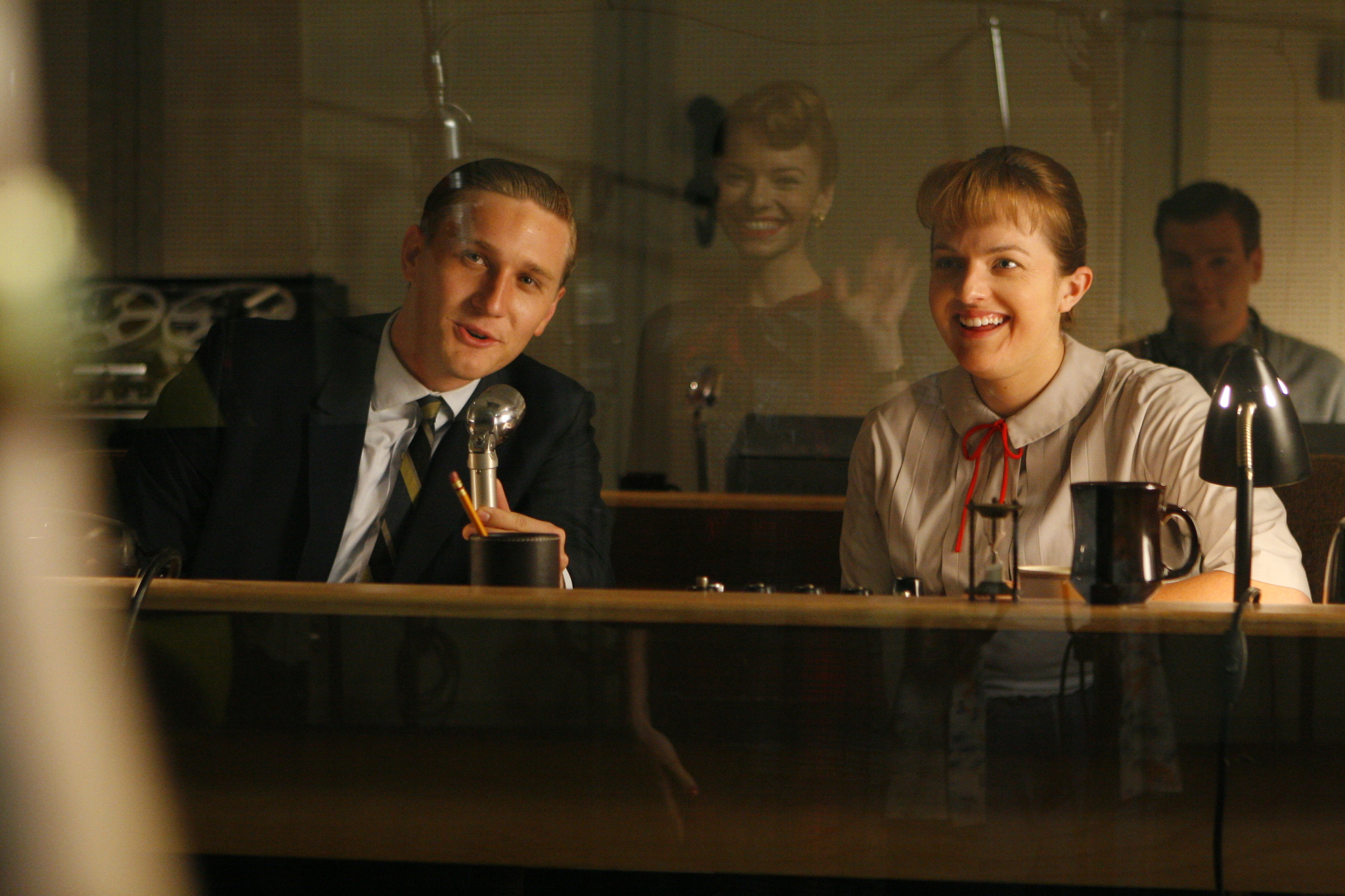 Still of Elisabeth Moss and Aaron Staton in MAD MEN. Reklamos vilkai (2007)