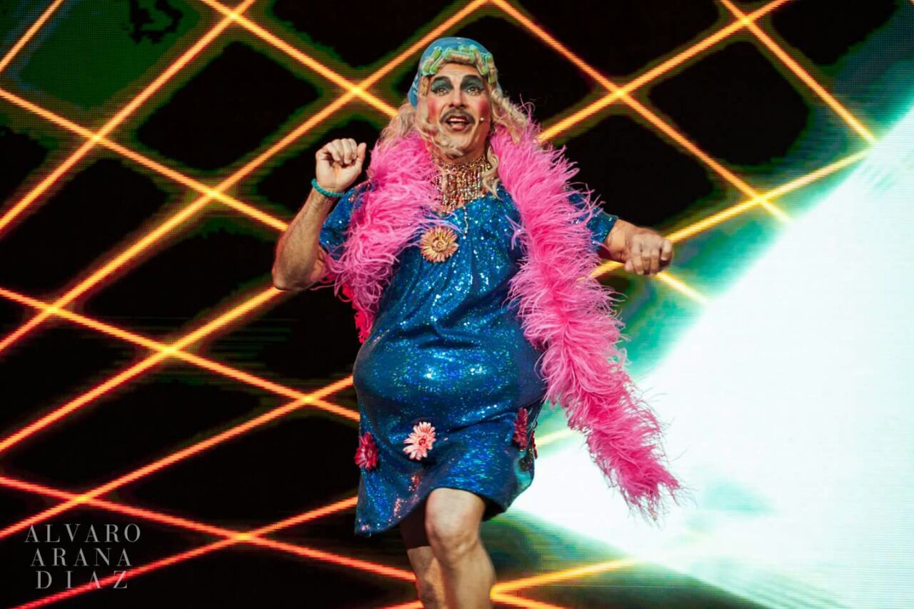 Actor-comedian Johnny Ray singing and dancing away as 'Petraca' in: Gangster, Que Hago? 2015
