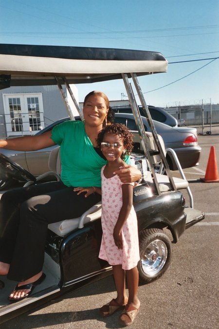 QUEEN LATIFAH and CAR'YNN SIMS on the set of BEAUTY SHOP. CAR'YNN featured as niece of love interest Joe (DJIMON HOUNSOU).