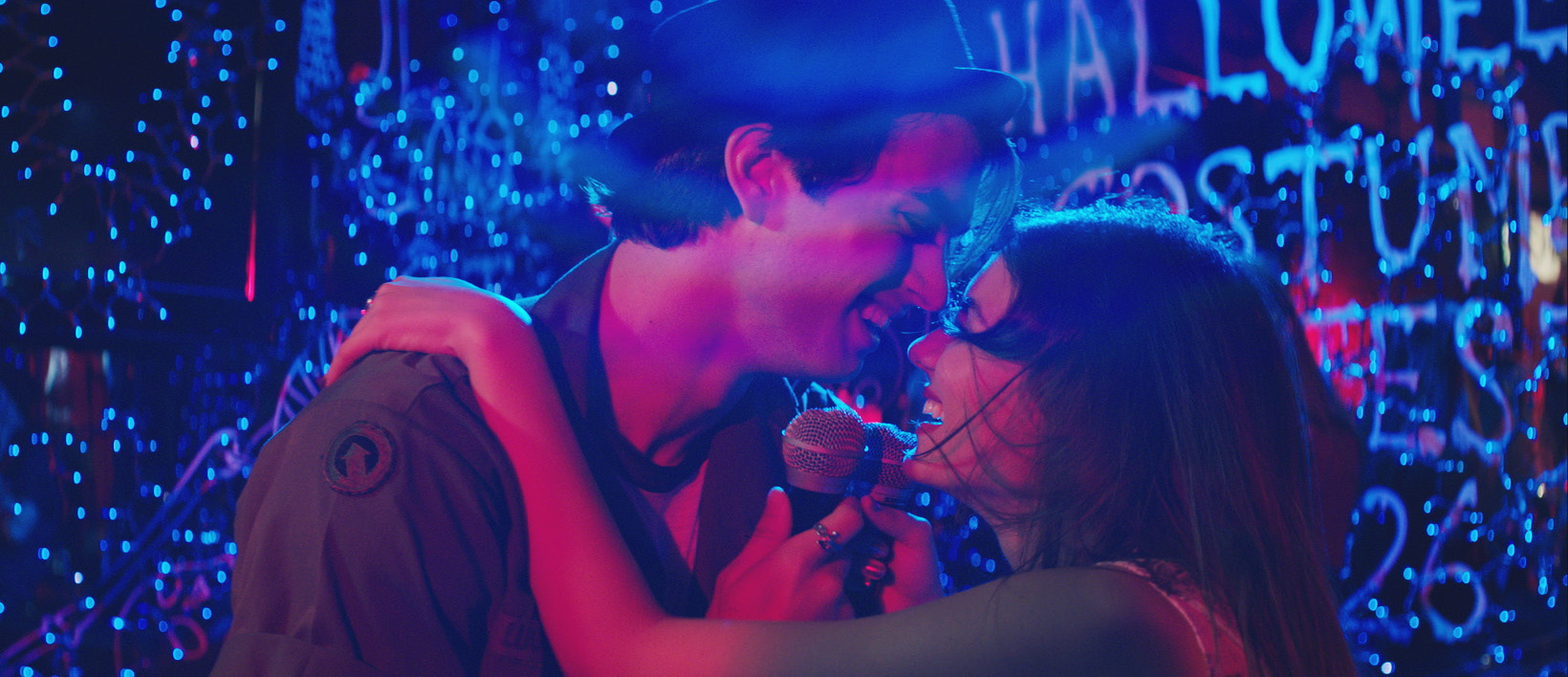 Still of Victoria Justice and Pierson Fode in Naomi and Ely's No Kiss List (2015)