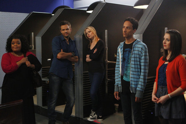 Still of Joel McHale, Yvette Nicole Brown, Alison Brie, Gillian Jacobs and Danny Pudi in Community (2009)