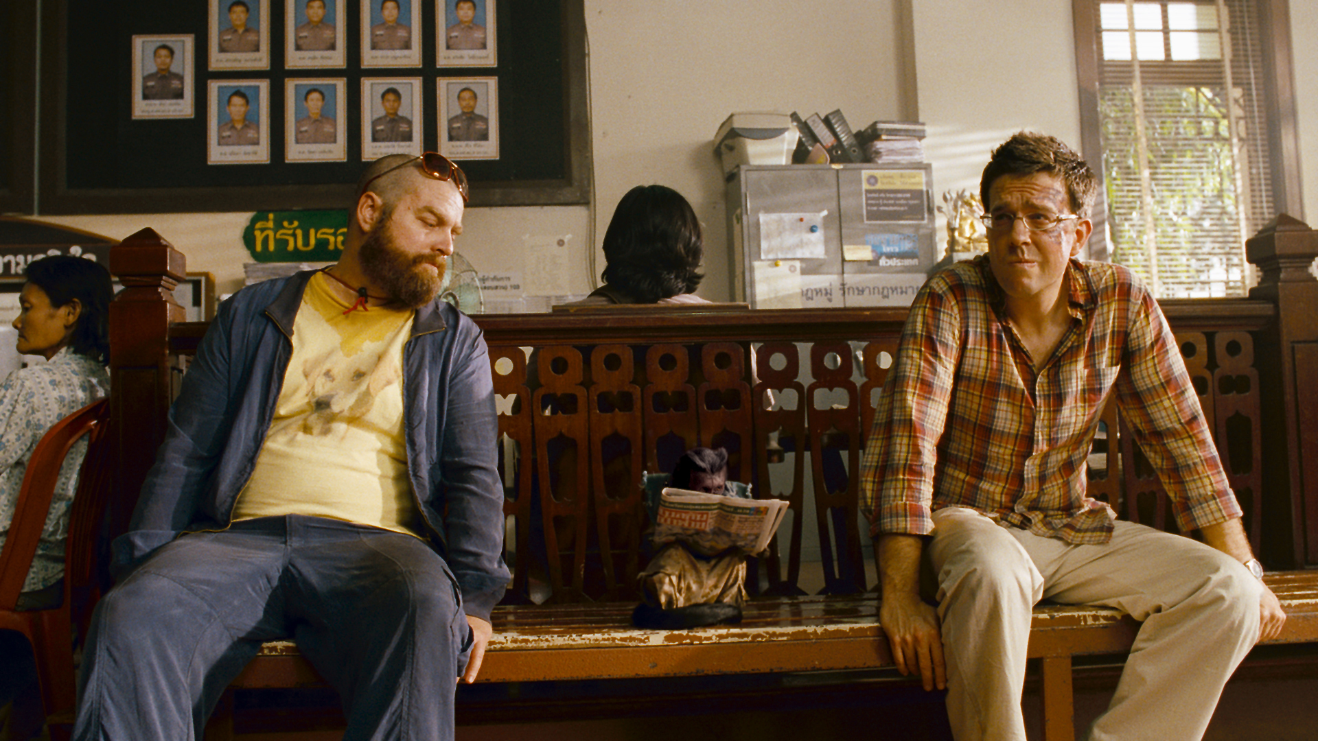 Still of Zach Galifianakis, Ed Helms and Crystal the Monkey in Pagirios Tailande (2011)