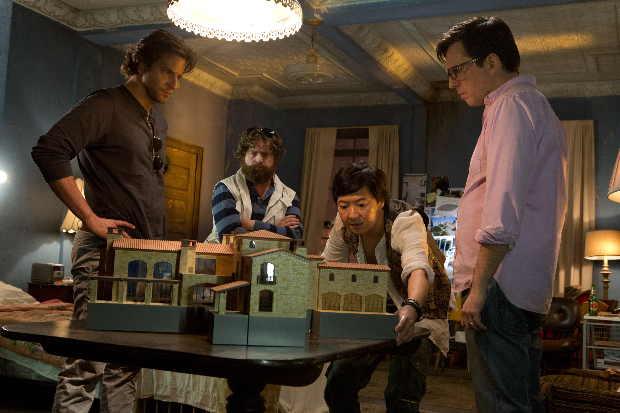 Still of Bradley Cooper, Zach Galifianakis, Ken Jeong and Ed Helms in Pagirios 3: velniai zino kur (2013)