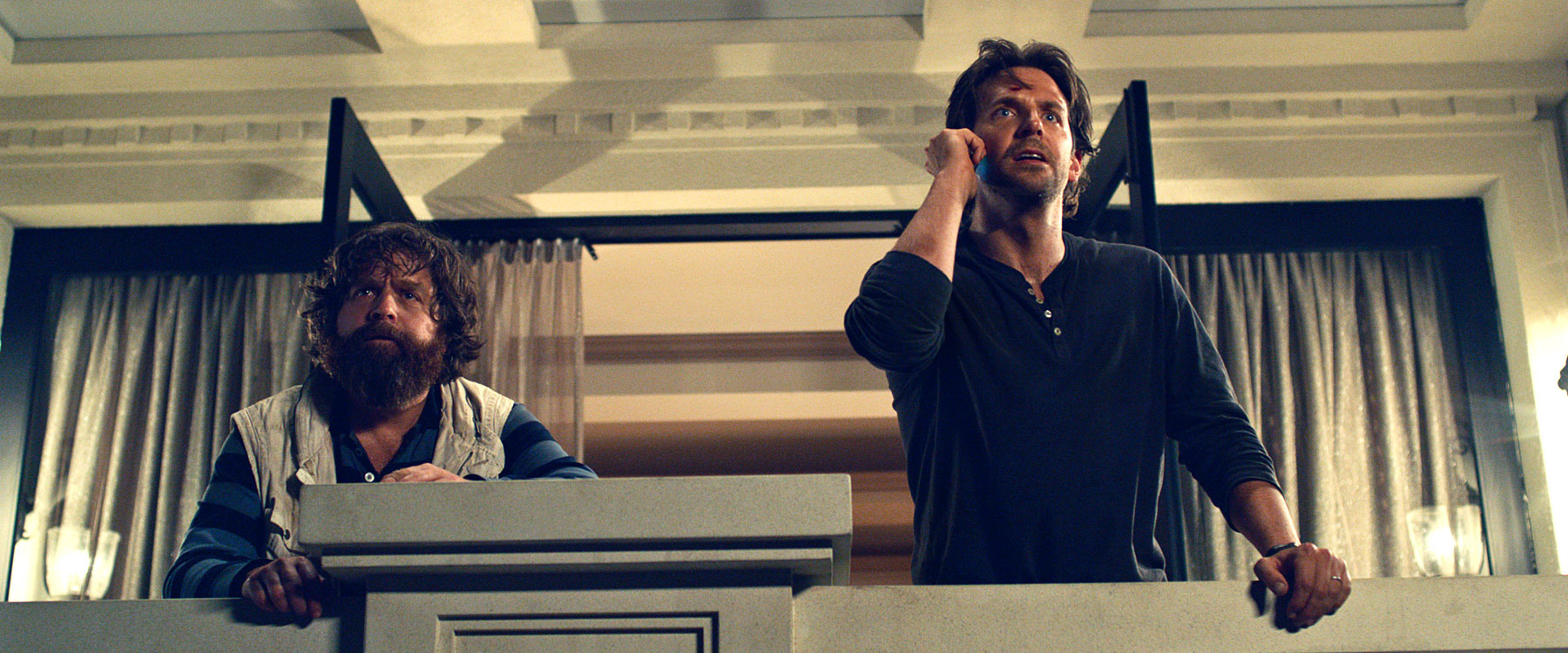 Still of Bradley Cooper and Zach Galifianakis in Pagirios 3: velniai zino kur (2013)