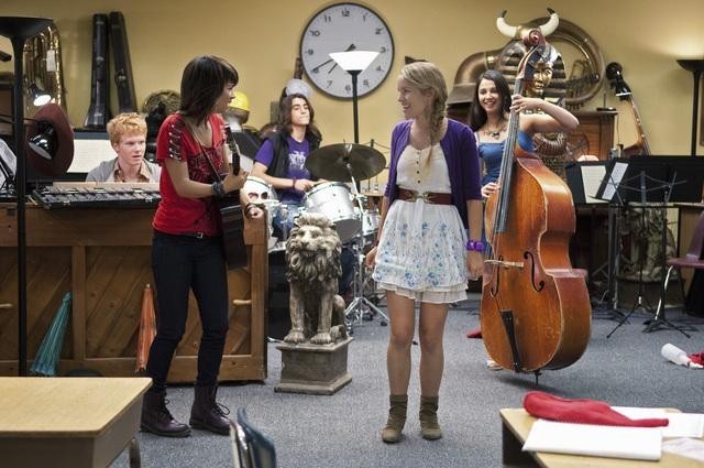 Still of Bridgit Mendler, Blake Michael, Hayley Kiyoko and Naomi Scott in Lemonade Mouth (2011)