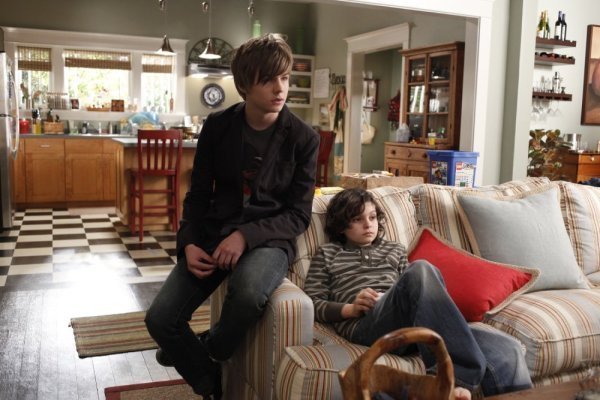 Still of Max Burkholder and Miles Heizer in Parenthood (2010)