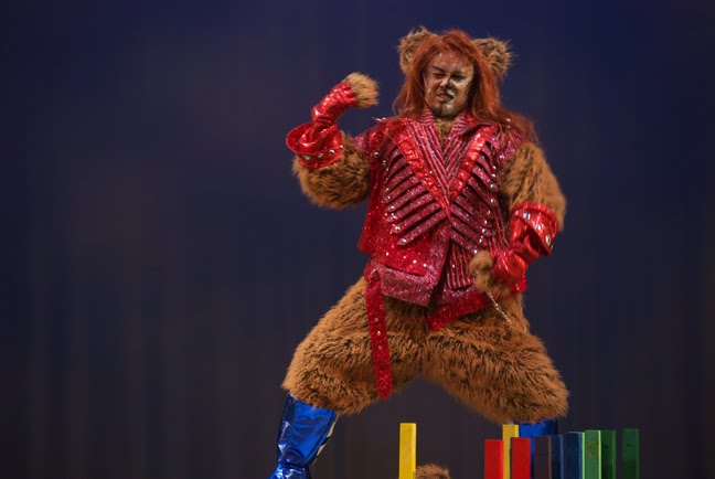 THE WIZARD OF OZ (as The Cowardly Lion)