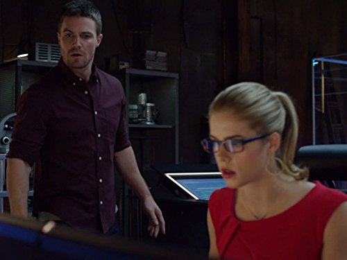 Still of Stephen Amell and Emily Bett Rickards in Strele (2012)