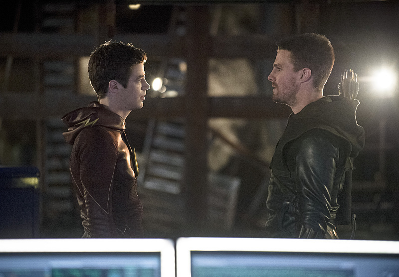 Still of Stephen Amell and Grant Gustin in Strele: The Brave and the Bold (2014)