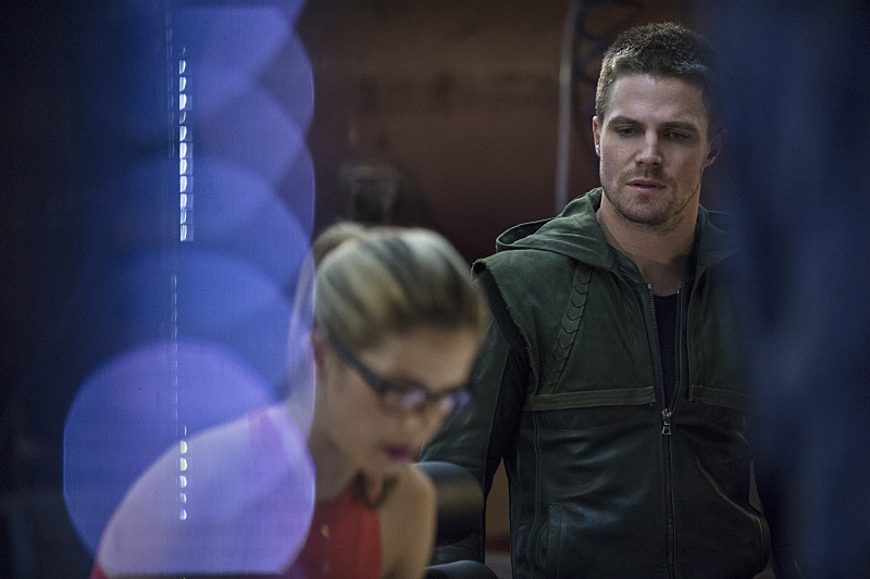 Still of Stephen Amell and Emily Bett Rickards in Strele (2012)