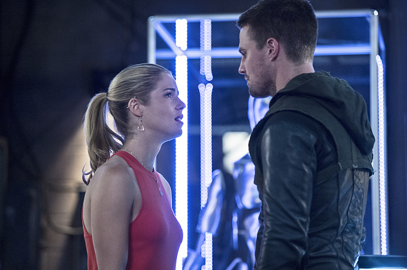 Still of Stephen Amell and Emily Bett Rickards in Strele (2012)