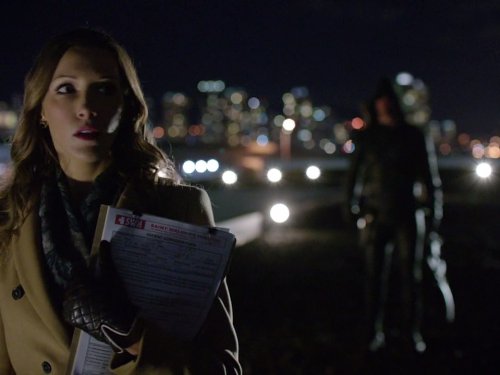 Still of Katie Cassidy and Stephen Amell in Strele (2012)