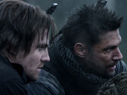 Still of Manu Bennett and Stephen Amell in Strele (2012)