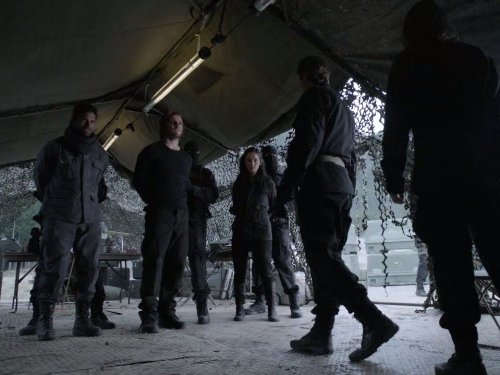 Still of Manu Bennett, Sebastian Dunn, Stephen Amell and Celina Jade in Strele (2012)