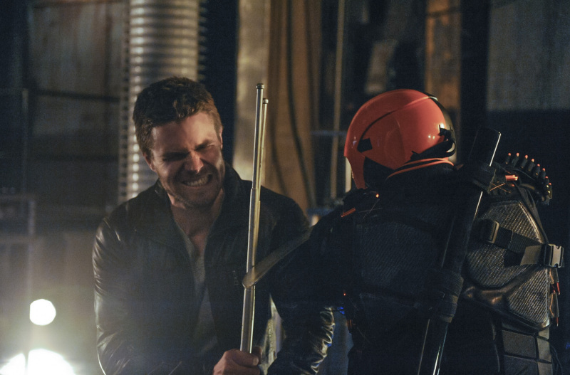 Still of Manu Bennett and Stephen Amell in Strele (2012)