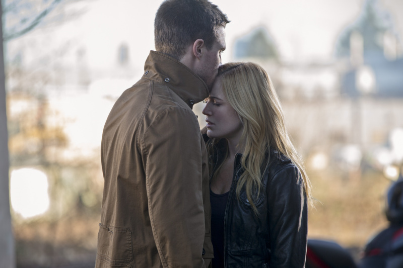Still of Stephen Amell and Caity Lotz in Strele (2012)
