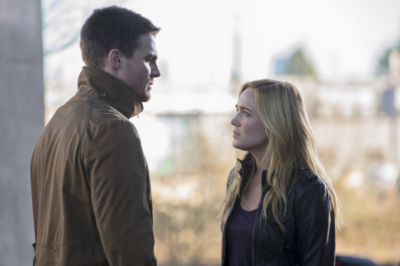 Still of Stephen Amell and Caity Lotz in Strele (2012)