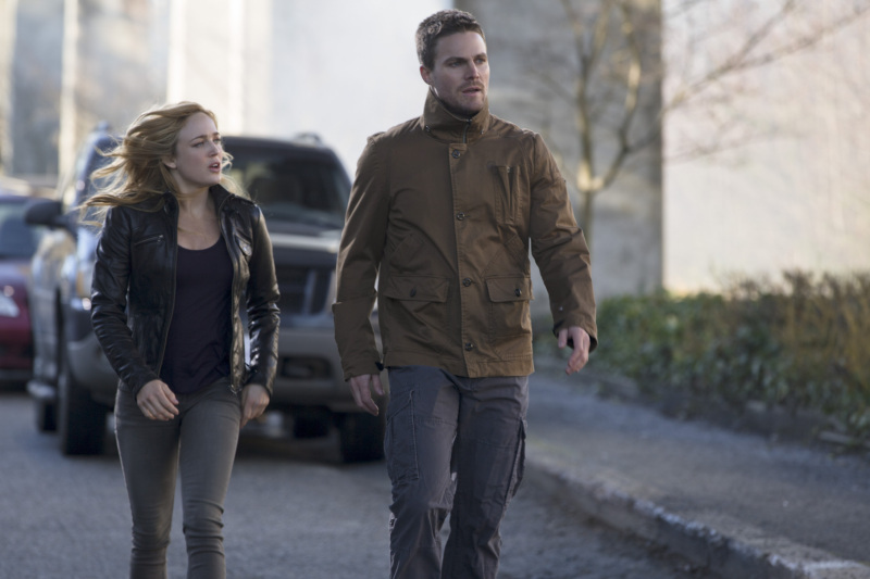 Still of Stephen Amell and Caity Lotz in Strele (2012)