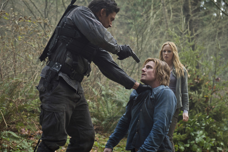 Still of Manu Bennett, Stephen Amell and Caity Lotz in Strele (2012)