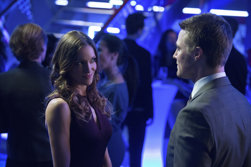 Still of Katie Cassidy and Stephen Amell in Strele (2012)