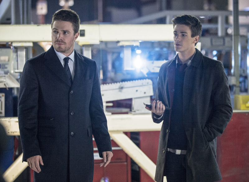 Still of Stephen Amell and Grant Gustin in Strele (2012)