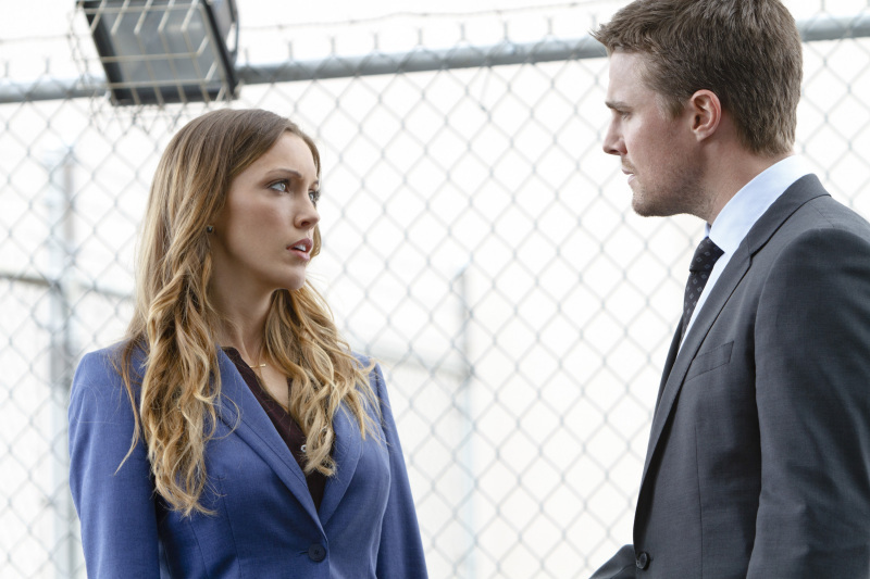 Still of Katie Cassidy and Stephen Amell in Strele (2012)