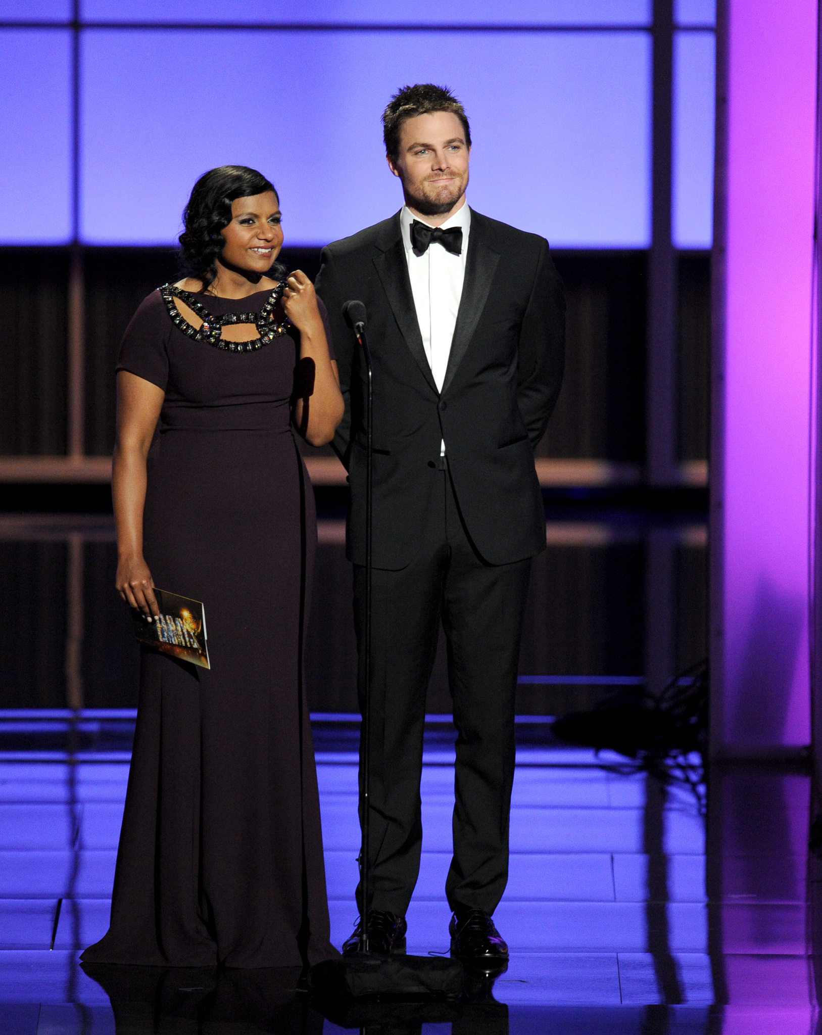 Mindy Kaling and Stephen Amell at event of The 65th Primetime Emmy Awards (2013)