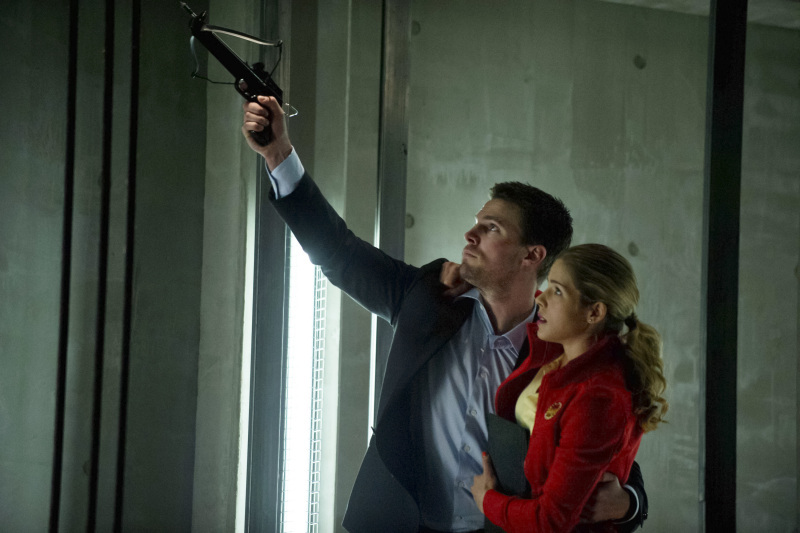 Still of Stephen Amell and Emily Bett Rickards in Strele (2012)