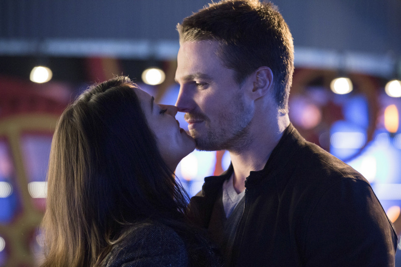 Still of Janina Gavankar and Stephen Amell in Strele (2012)