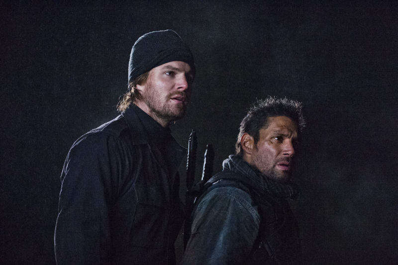 Still of Manu Bennett and Stephen Amell in Strele (2012)